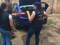 Dos policías acudieron a un llamado por asalto y robaron $62 mil que dejaron los ladrones