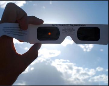 Estos son los anteojos recomendados por la NASA para ver el eclipse total de sol del próximo lunes