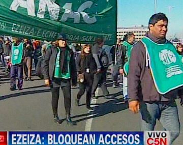 Empleados de ATE bloquean el acceso al aeropuerto de Ezeiza
