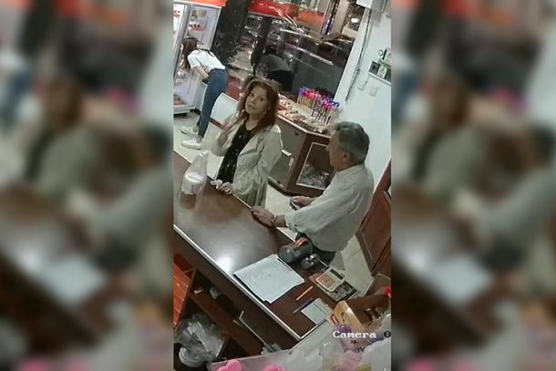 VIDEO: Fue con su pareja a comprar helado y terminó robando alfajores