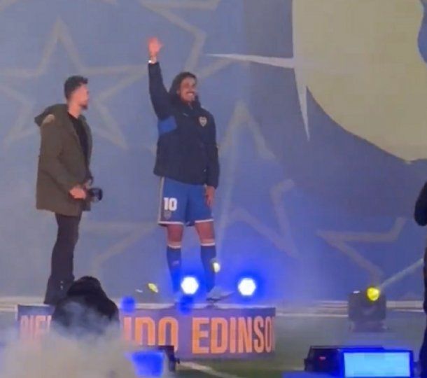 Así reaccionó la Bombonera con la primera imagen de Edinson Cavani con la camiseta de Boca