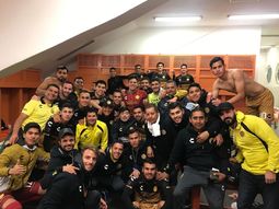 Diego Maradona festejó en el vestuario a puro baile