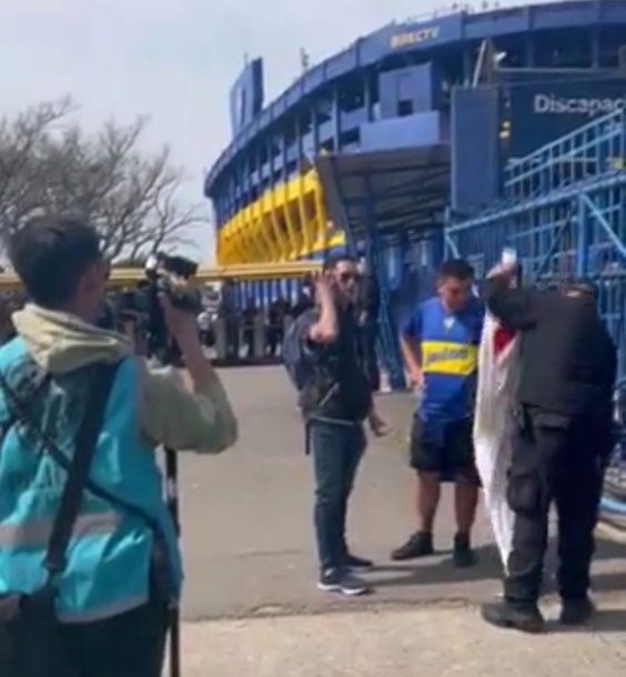 En la previa del Superclásico, la Policía le confiscó un disfraz de fantasma a un hincha de Boca