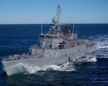 Zarpó corbeta de la Armada en busca del velero perdido en Brasil