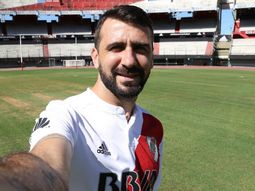 El delantero, feliz con la camiseta riverplatense El delantero, feliz con la camiseta riverplatense