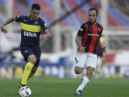 Pavón lleva el balón ante la marca de Belluschi
