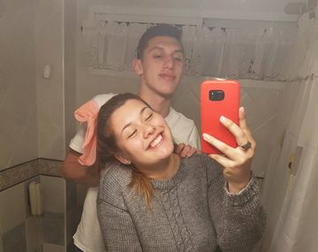 Se sacaron una selfie en el baño y un detalle salto a la luz