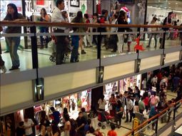 miles de personas visitaron los principales shoppings durante la madrugada miles de personas visitaron los principales shoppings durante la madrugada