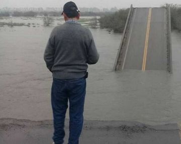 VIDEO: Así se derrumbó un puente en Corrientes por las fuertes lluvias