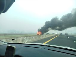 se incendio un camion en la autopista buenos aires-la plata en medio de la densa niebla se incendio un camion en la autopista buenos aires-la plata en medio de la densa niebla