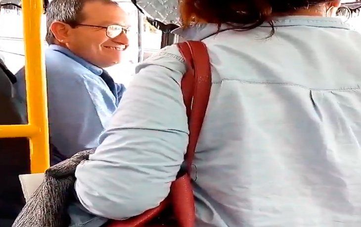 Un colectivero de la línea 152 canta las paradas y se volvió viral