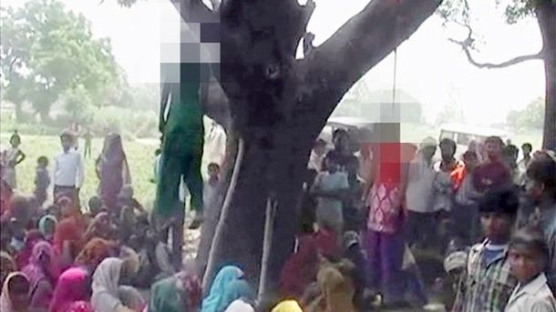 Macabro: en la India colgaron a dos chicas en un árbol