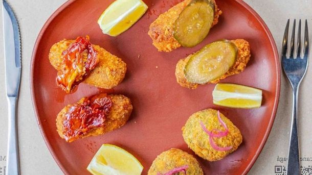 Las croquetas se encargan de abrir esta experiencia gastronómica cautivante. Las croquetas se encargan de abrir esta experiencia gastronómica cautivante.