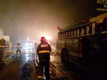 Voraz incendio en un galpón con químicos en Merlo: trabajan 17 dotaciones