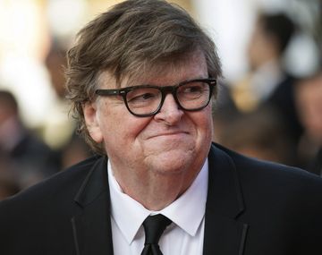 Michael Moore insta a Biden a expropiar Pfizer