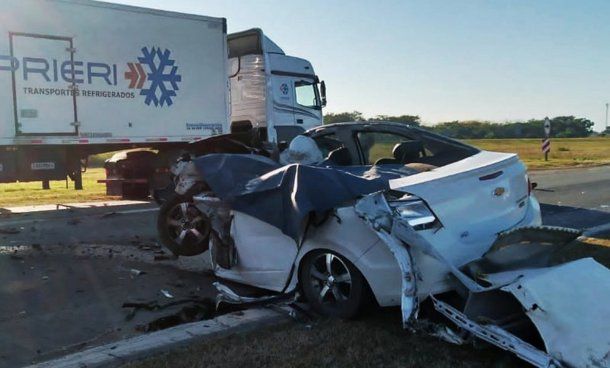 Santa Fe: un auto chocó contra un camión parado en una banquina y murió una familia entera