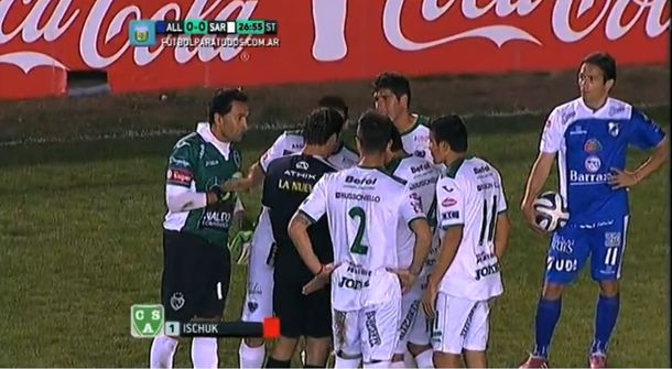 El árbitro del Superclásico protagonizó un polémico partido entre equipos de la B