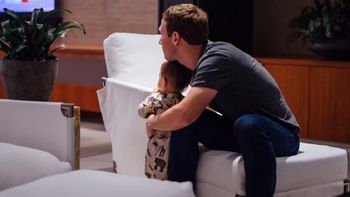 Mark Zuckerberg junto a su hija Max siguiendo las elecciones de Estados Unidos Mark Zuckerberg junto a su hija Max siguiendo las elecciones de Estados Unidos