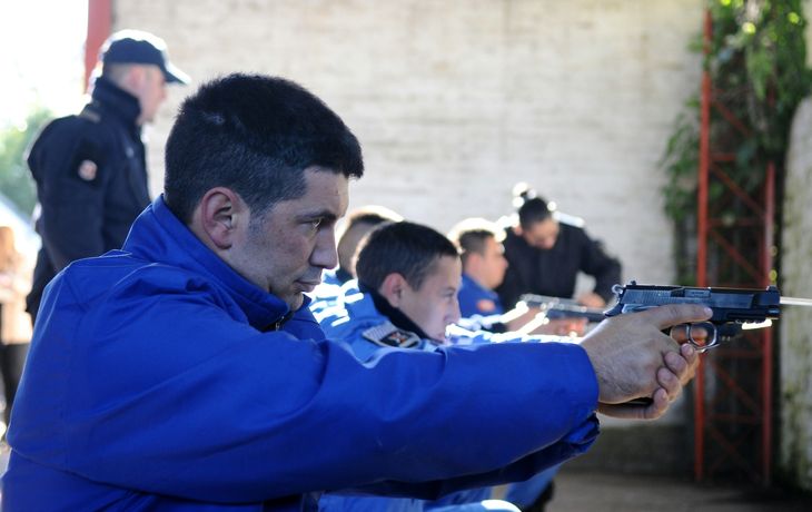 Mandan al colegio a cadetes de la Bonaerense