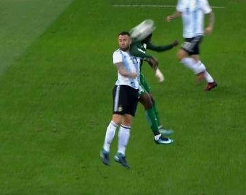 ¡Terrible! El brutal codazo que recibió Nicolás Otamendi de un ex compañero