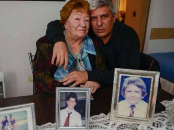 Matías y Norma, junto a retratos de la familia Matías y Norma, junto a retratos de la familia