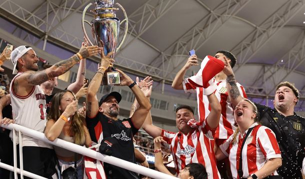 Desde la tribuna: así levantó la copa Juan Sebastián Verón luego de la consagración de Estudiantes