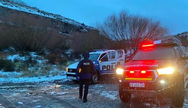 La caída de aguanieve en la zona generó una traza resbaladiza que influyó en el trágico accidente sobre la ruta 237. Foto: Policía de la Provincia de Neuquén. La caída de aguanieve en la zona generó una traza resbaladiza que influyó en el trágico accidente sobre la ruta 237. Foto: Policía de la Provincia de Neuquén.