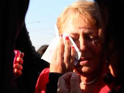 escupen en la cara a bachelet durante un acto politico escupen en la cara a bachelet durante un acto politico