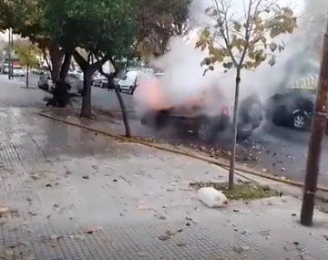 Así se incendió una camioneta en Villa Ortúzar