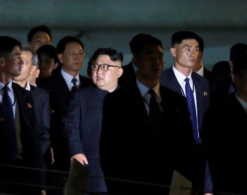 El líder norcoreano, Kim Jong-un camina junto a su comitiva. 