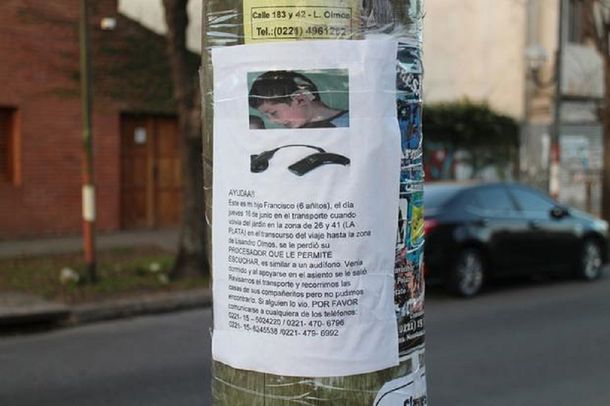 Desesperada búsqueda de un aparato que ayuda a un nene a escuchar