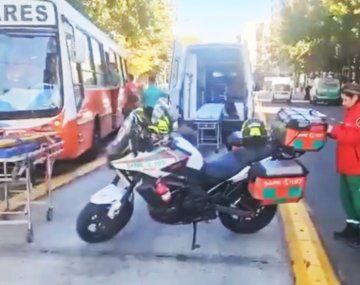 Fuerte choque entre un camión y un micro escolar dejó a varios chicos heridos