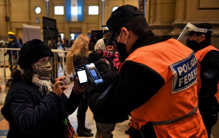 Se realizan controles de circulación en la terminal de la línea del tren Roca de Constitución
