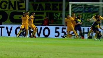 Todo Boca reclama una mano y un penal en el área de Rosario Central Todo Boca reclama una mano y un penal en el área de Rosario Central