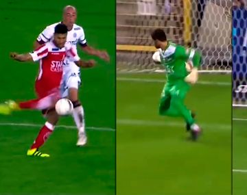 Su compañero no lo ayudó y este arquero no pudo evitar el papelón