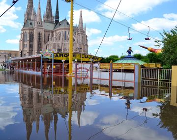 Desbordó el río Luján y el agua llegó a la Basílica