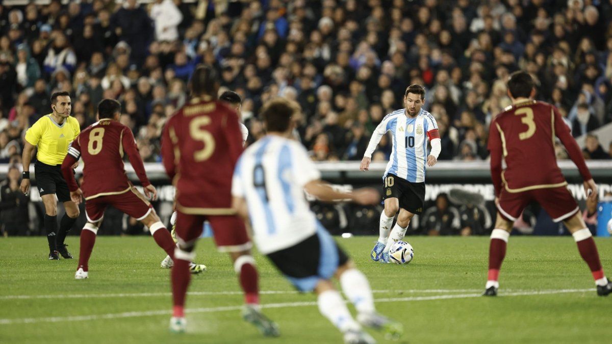 En una noche llena de emociones y con un doblete de Messi, Argentina goleó 3-0 a Venezuela por Eliminatorias