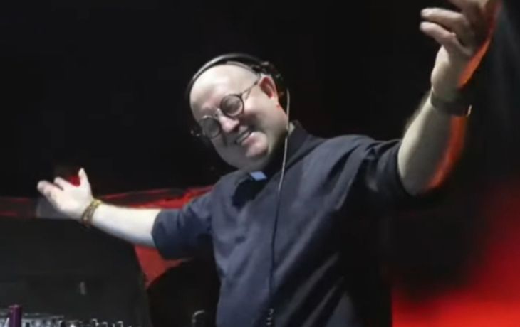 El cura DJ y una misa electrónica en Plaza de Mayo a casi un año de la muerte de Francisco