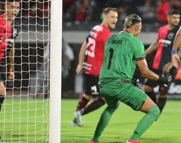 Keylor Navas volvió a atajarle un penal a Cavani: la historia de los duelos entre ambos