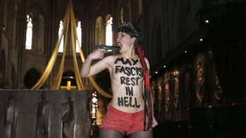 femen protesto contra el ultraderechista que se suicido en notre dame femen protesto contra el ultraderechista que se suicido en notre dame