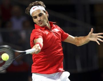 Federer se hizo fuerte en casa e igualó la serie de cuartos de final ante Kazajistán