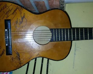 Agustín tiene autismo y necesita recuperar la guitarra que le robaron