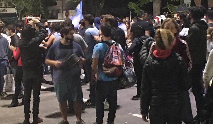 Sin distancia social se quejaron en Olivos de las medidas del Gobierno.