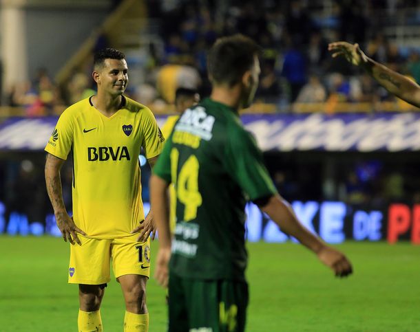 Edwin Cardona se lamenta tras el gol de Defensa y Justicia