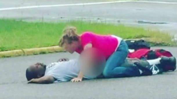 Una pareja tuvo sexo en un estacionamiento y los atraparon: él estaba inconciente