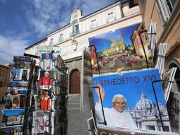 un outlet de souvernirs de benedicto xvi tras la renuncia un outlet de souvernirs de benedicto xvi tras la renuncia