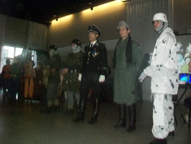 Escándalo: vestidos de nazis, simularon un fusilamiento en un festival de animé