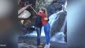 Le pidió casamiento y ella dijo que sí, pero perdieron el anillo Le pidió casamiento y ella dijo que sí, pero perdieron el anillo