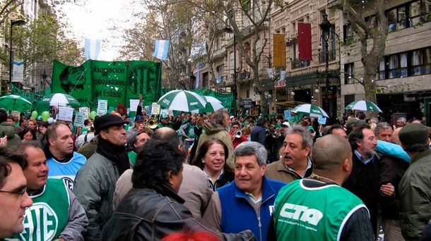 Descontarán los días de paro a empleados públicos que adhieran a la medida