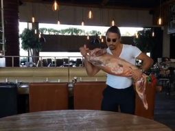 Salt Bae lo hace de nuevo: ahora bailó con un lechón